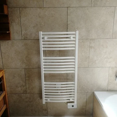 installation sèche-serviettes électrique dans une salle de bain à Aix-en-Provence